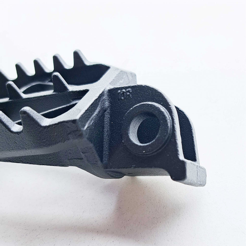 DRC - Foot Pegs (Ultra-Wide) - KTM SX50 14-23, SX65 11–23, SX85 03-17, SX125/150 98-15, SX250 00-16, SXF250-450 06-15, EXC/EXCF 98-16, Husqvarna TC50/65 17-23, TC85 14-17, TC/FC 125-450 14-15, TC250 14-16, TE/FE 14-16, Gas Gas MC50/65 21-23, Husa/Beta/She