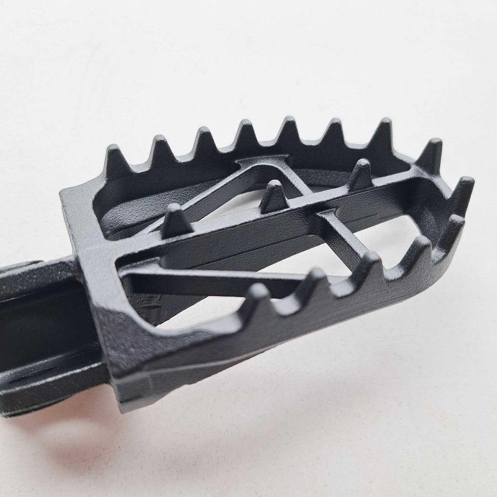DRC - Foot Pegs (Ultra-Wide) - KTM SX50 14-23, SX65 11–23, SX85 03-17, SX125/150 98-15, SX250 00-16, SXF250-450 06-15, EXC/EXCF 98-16, Husqvarna TC50/65 17-23, TC85 14-17, TC/FC 125-450 14-15, TC250 14-16, TE/FE 14-16, Gas Gas MC50/65 21-23, Husa/Beta/She