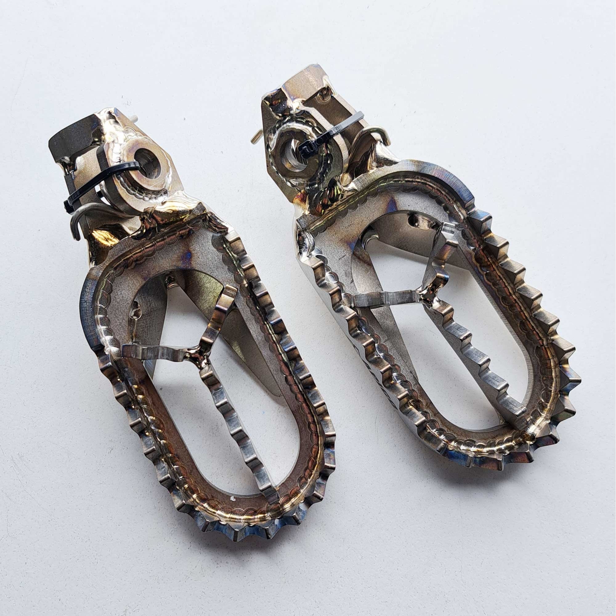 Apico - Foot Pegs - Titanium - BRACED - KTM SX/SXF 125-450 23-26, EXC/EXCF 125-450 24-26, Husqvarna TC/FC 125-450 23-26, TE/FE 125-450 24-26, TX300 23-26, FX350/450 23-26, Gas Gas 125-500 24-26, MCF250/450 FACTORY 23-26