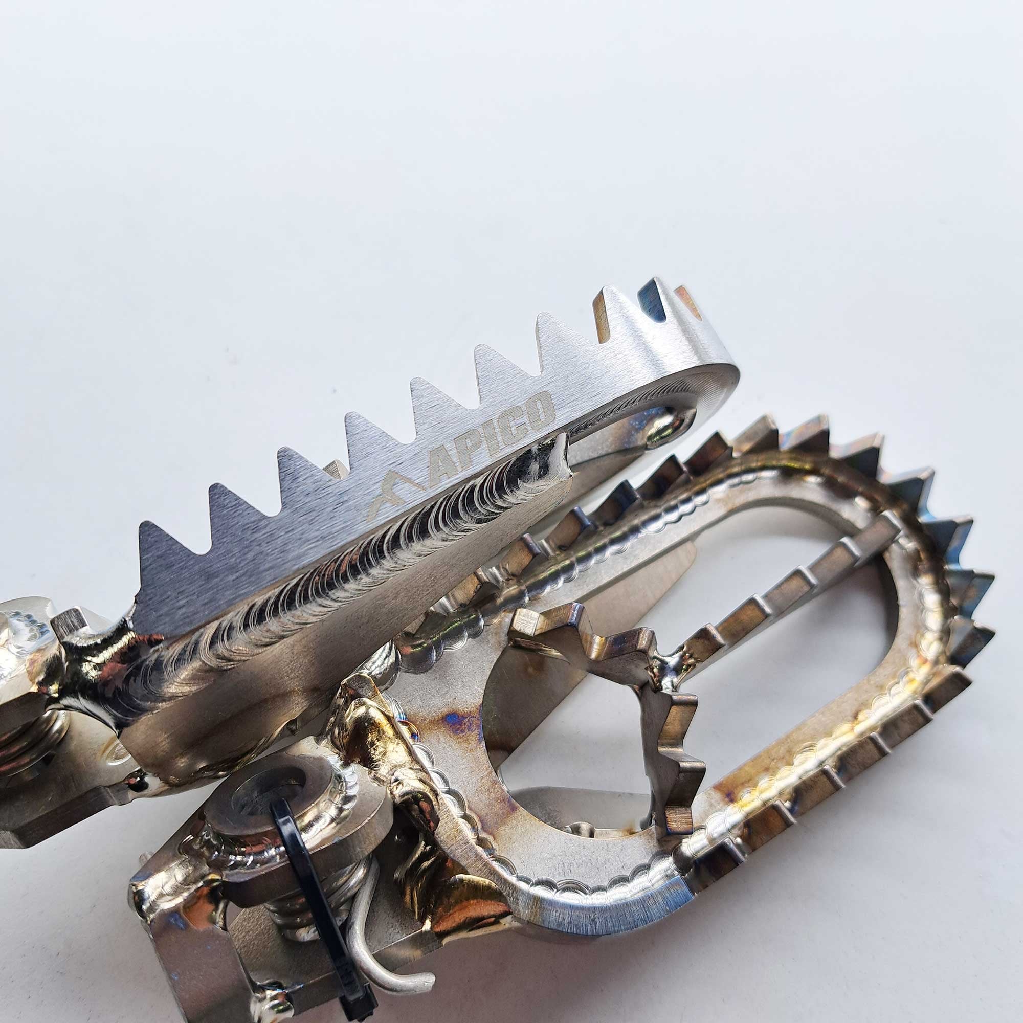 Apico - Foot Pegs - Titanium - BRACED - KTM SX/SXF 125-450 23-26, EXC/EXCF 125-450 24-26, Husqvarna TC/FC 125-450 23-26, TE/FE 125-450 24-26, TX300 23-26, FX350/450 23-26, Gas Gas 125-500 24-26, MCF250/450 FACTORY 23-26