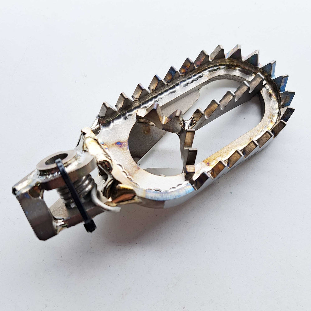 Apico - Foot Pegs - Titanium - BRACED - KTM SX/SXF 125-450 23-26, EXC/EXCF 125-450 24-26, Husqvarna TC/FC 125-450 23-26, TE/FE 125-450 24-26, TX300 23-26, FX350/450 23-26, Gas Gas 125-500 24-26, MCF250/450 FACTORY 23-26