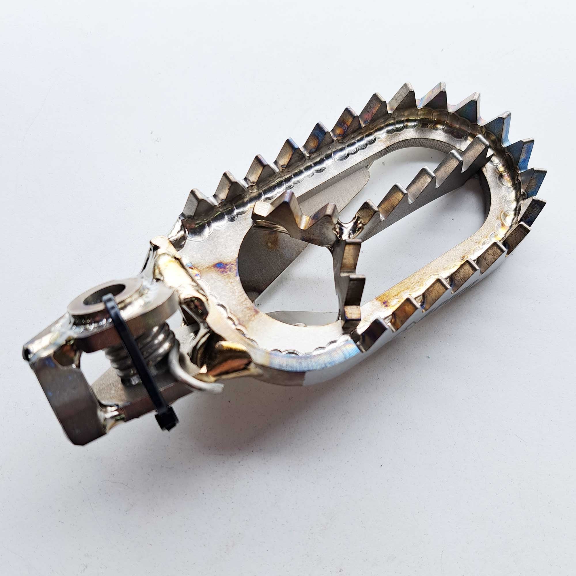 Apico - Foot Pegs - Titanium - BRACED - KTM SX/SXF 125-450 23-26, EXC/EXCF 125-450 24-26, Husqvarna TC/FC 125-450 23-26, TE/FE 125-450 24-26, TX300 23-26, FX350/450 23-26, Gas Gas 125-500 24-26, MCF250/450 FACTORY 23-26