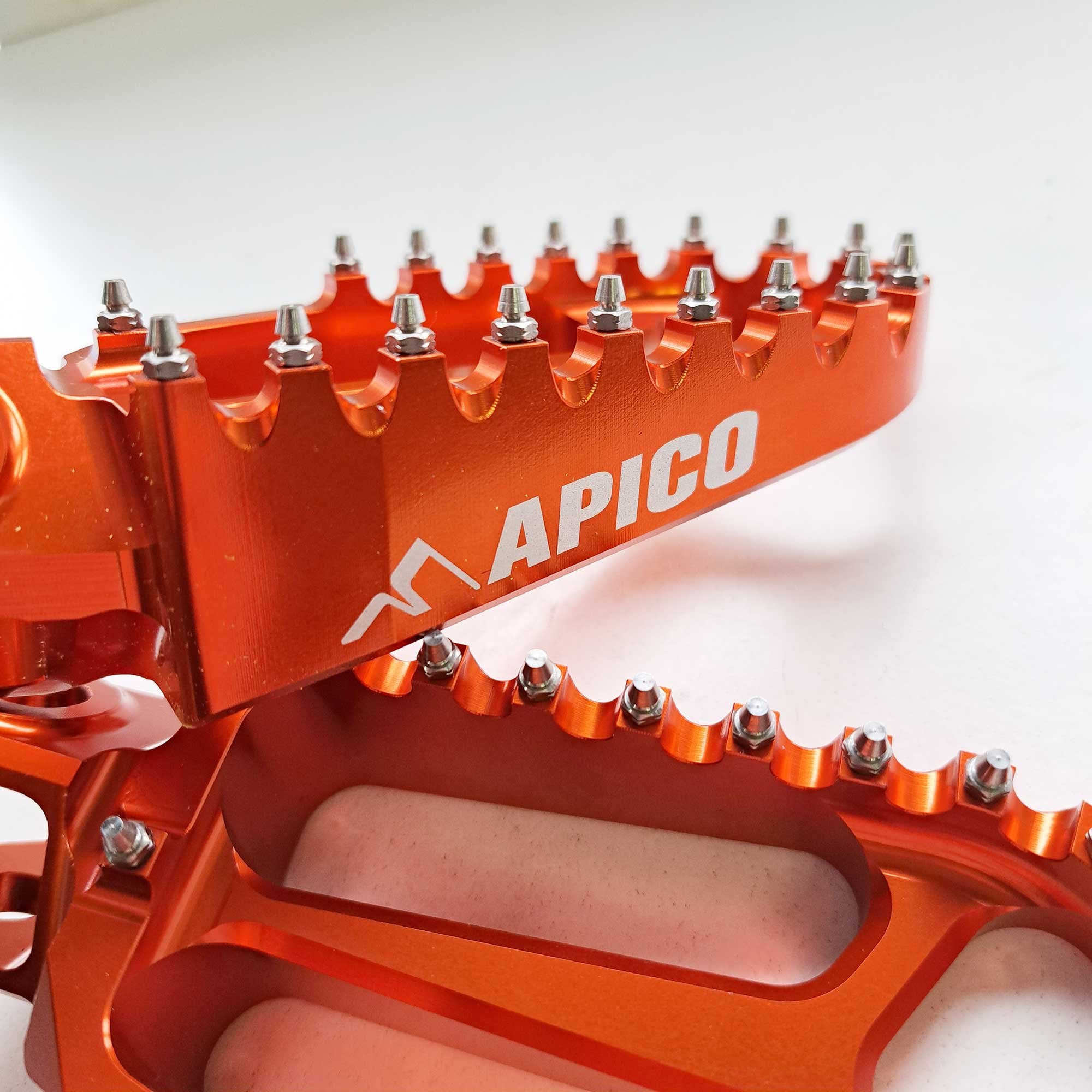 Apico - Foot Pegs - X-Treme - KTM SX/SXF 125-450 23-26, EXC/EXCF 125-450 24-26, Husqvarna TC/FC 125-450 23-26, TE/FE 125-450 24-26, TX300 23-26, FX350/450 23-26, Gas Gas 125-500 24-26, MCF250/450 FACTORY 23-26