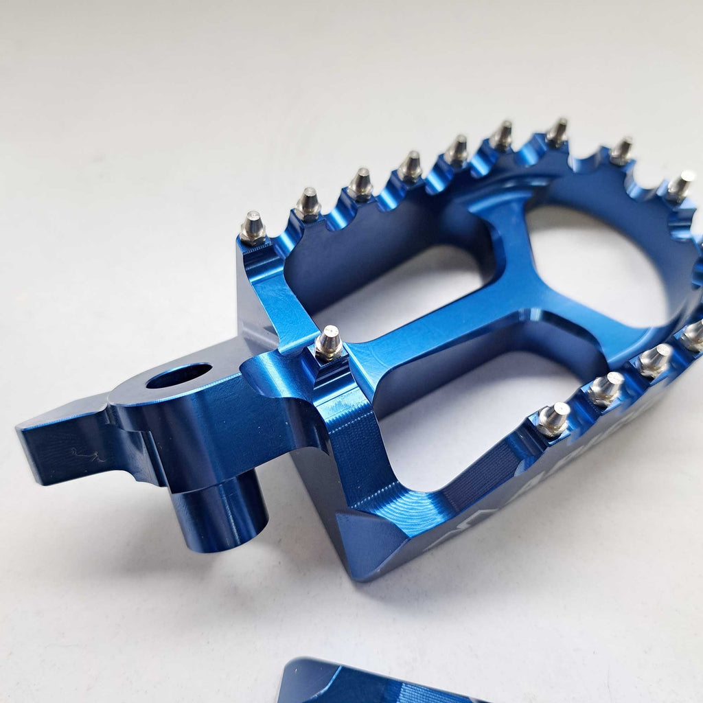 Apico - Foot Pegs - X-Treme - YZF250 24-26. YZF450 23-26, WRF250 25-26, WRF450 24-26, YZF250X 25-26, YZF450X 24-26