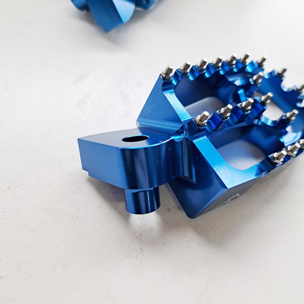 Apico - Foot Pegs - X-Treme - YZ65 18-26, YZ85 98-26, YZ125/250 99-26, YZF250 01-23, YZF450 03-22, WRF250 01-24, WRF450 03-23, YZF/WRF400/426 98-02