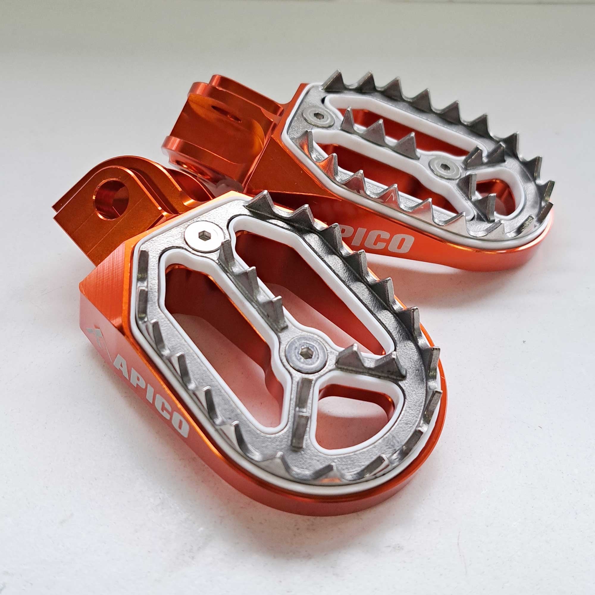 Apico - Foot Pegs - Pro-Bite - KTM SX50 14-23, SX65 11–23, SX85 03-17, SX125/150 98-15, SX250 00-16, SXF250-450 06-15, EXC/EXCF 98-16, Husqvarna TC50/65 17-23, TC85 14-17, TC/FC 125-450 14-15, TC250 14-16, TE/FE 14-16, Gas Gas MC50/65 21-23, Husa/Beta/She