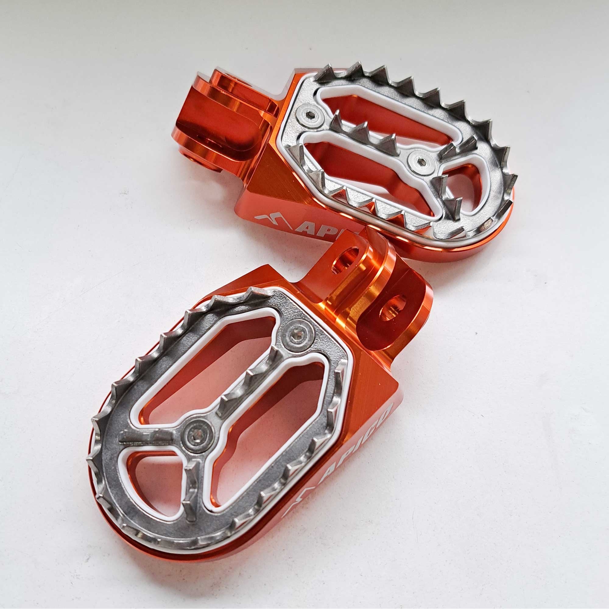 Apico - Foot Pegs - Pro-Bite - KTM SX50 14-23, SX65 11–23, SX85 03-17, SX125/150 98-15, SX250 00-16, SXF250-450 06-15, EXC/EXCF 98-16, Husqvarna TC50/65 17-23, TC85 14-17, TC/FC 125-450 14-15, TC250 14-16, TE/FE 14-16, Gas Gas MC50/65 21-23, Husa/Beta/She