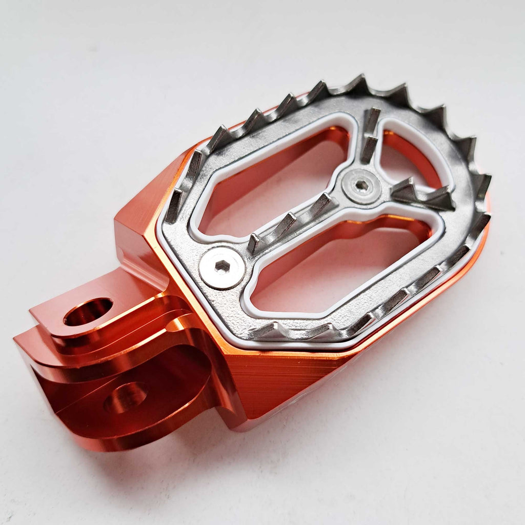 Apico - Foot Pegs - Pro-Bite - KTM SX50 14-23, SX65 11–23, SX85 03-17, SX125/150 98-15, SX250 00-16, SXF250-450 06-15, EXC/EXCF 98-16, Husqvarna TC50/65 17-23, TC85 14-17, TC/FC 125-450 14-15, TC250 14-16, TE/FE 14-16, Gas Gas MC50/65 21-23, Husa/Beta/She