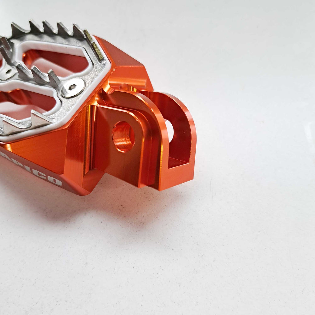 Apico - Foot Pegs - Pro-Bite - KTM SX50 14-23, SX65 11–23, SX85 03-17, SX125/150 98-15, SX250 00-16, SXF250-450 06-15, EXC/EXCF 98-16, Husqvarna TC50/65 17-23, TC85 14-17, TC/FC 125-450 14-15, TC250 14-16, TE/FE 14-16, Gas Gas MC50/65 21-23, Husa/Beta/She