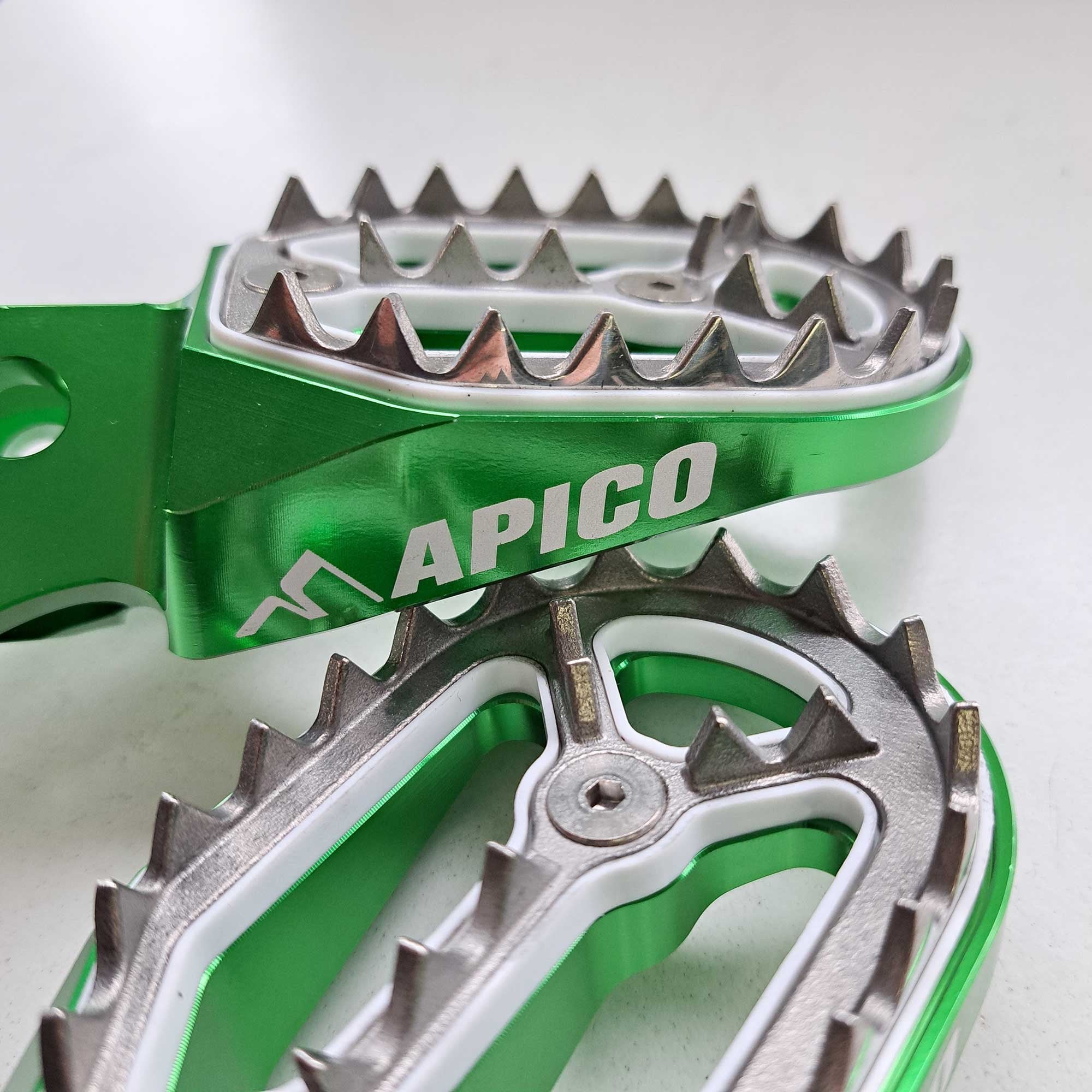 Apico - Foot Pegs - Pro-Bite - KXF250 06-26, KXF450 07-26, KXF250/450XC 21-26 - Green