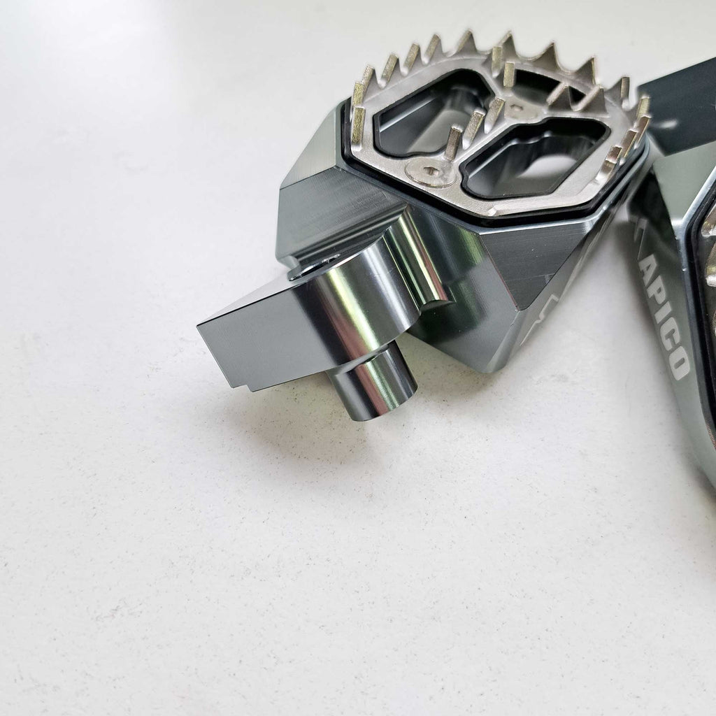 Apico - Foot Pegs - Pro-Bite - YZ65 18-26, YZ85 98-26, YZ125/250 99-26, YZF250 01-23, YZF450 03-22, WRF250 01-24, WRF450 03-23, YZF/WRF400/426 98-02