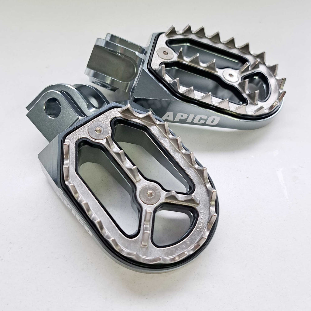 Apico - Foot Pegs - Pro-Bite - KTM SX50 14-23, SX65 11–23, SX85 03-17, SX125/150 98-15, SX250 00-16, SXF250-450 06-15, EXC/EXCF 98-16, Husqvarna TC50/65 17-23, TC85 14-17, TC/FC 125-450 14-15, TC250 14-16, TE/FE 14-16, Gas Gas MC50/65 21-23, Husa/Beta/She