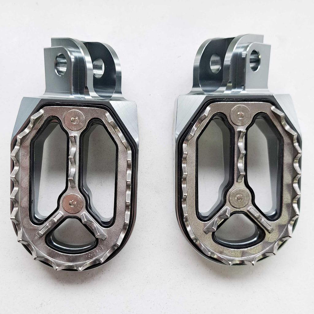 Apico - Foot Pegs - Pro-Bite - KTM SX50 14-23, SX65 11–23, SX85 03-17, SX125/150 98-15, SX250 00-16, SXF250-450 06-15, EXC/EXCF 98-16, Husqvarna TC50/65 17-23, TC85 14-17, TC/FC 125-450 14-15, TC250 14-16, TE/FE 14-16, Gas Gas MC50/65 21-23, Husa/Beta/She