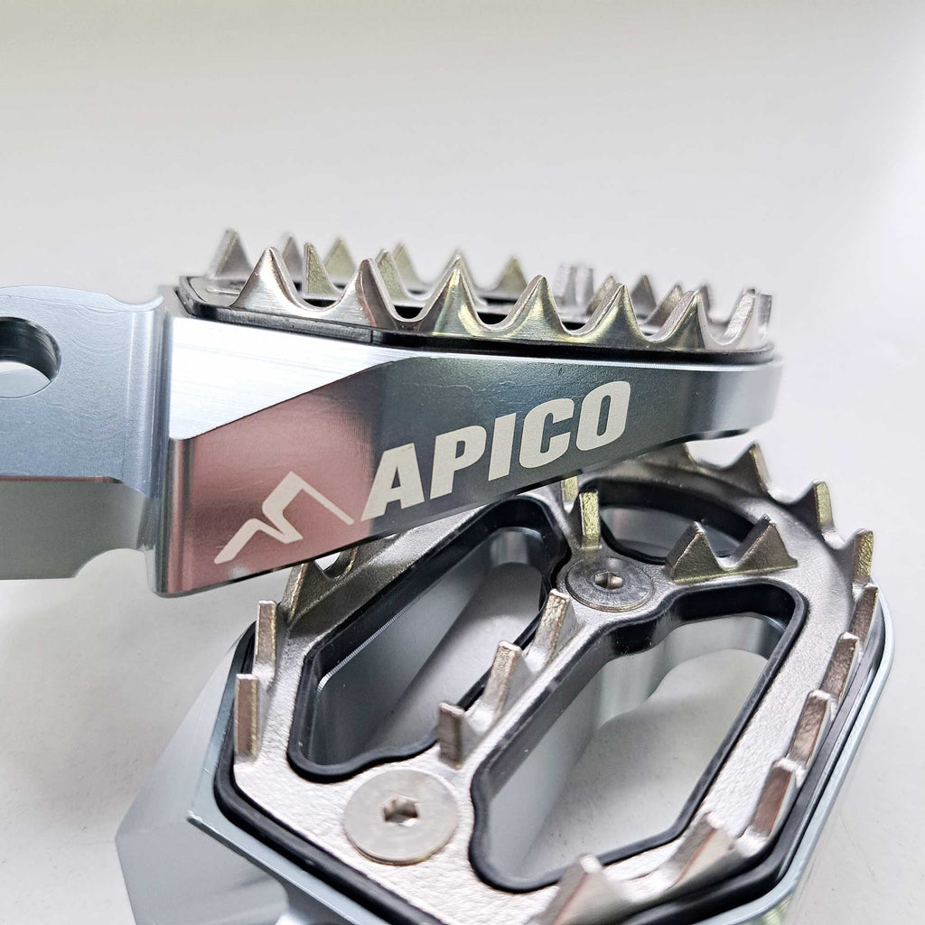Apico - Foot Pegs - Pro-Bite - KTM SX50 14-23, SX65 11–23, SX85 03-17, SX125/150 98-15, SX250 00-16, SXF250-450 06-15, EXC/EXCF 98-16, Husqvarna TC50/65 17-23, TC85 14-17, TC/FC 125-450 14-15, TC250 14-16, TE/FE 14-16, Gas Gas MC50/65 21-23, Husa/Beta/She