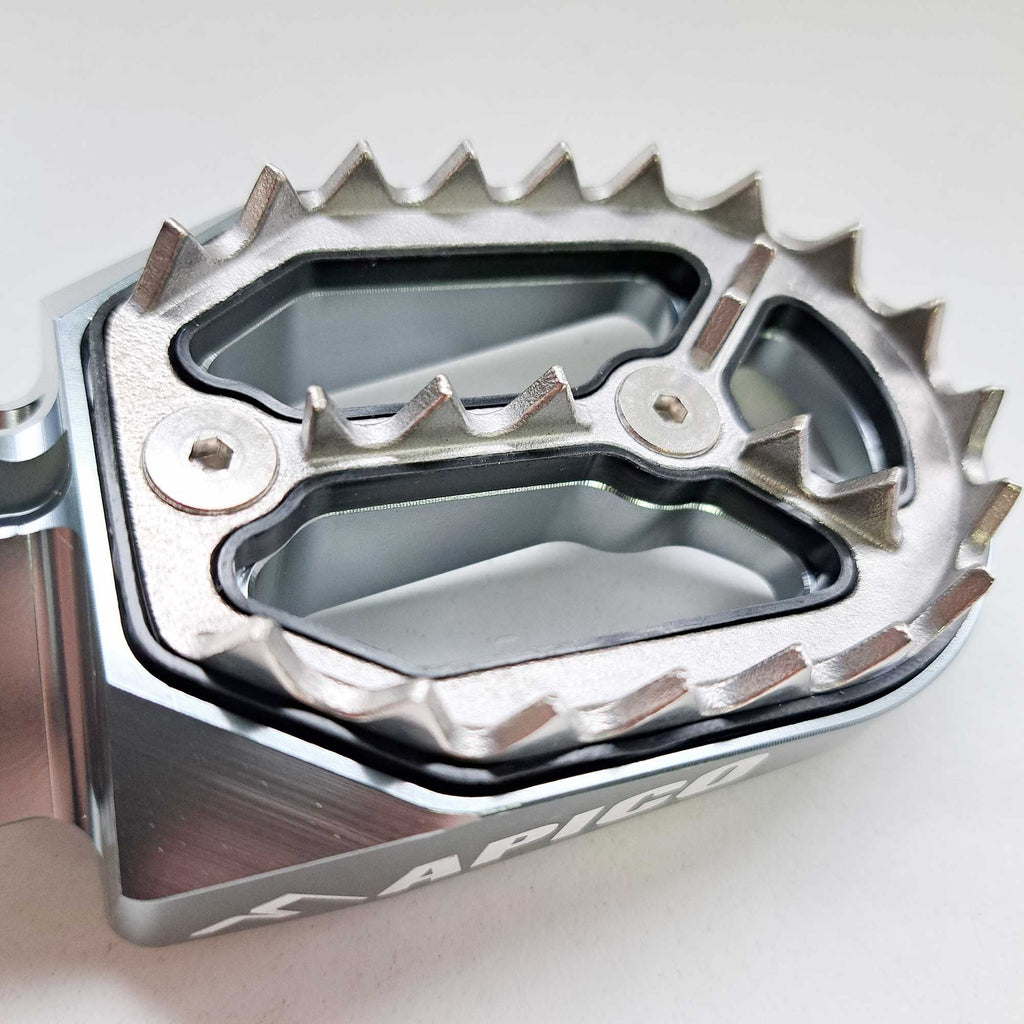 Apico - Foot Pegs - Pro-Bite - KTM SX50 14-23, SX65 11–23, SX85 03-17, SX125/150 98-15, SX250 00-16, SXF250-450 06-15, EXC/EXCF 98-16, Husqvarna TC50/65 17-23, TC85 14-17, TC/FC 125-450 14-15, TC250 14-16, TE/FE 14-16, Gas Gas MC50/65 21-23, Husa/Beta/She