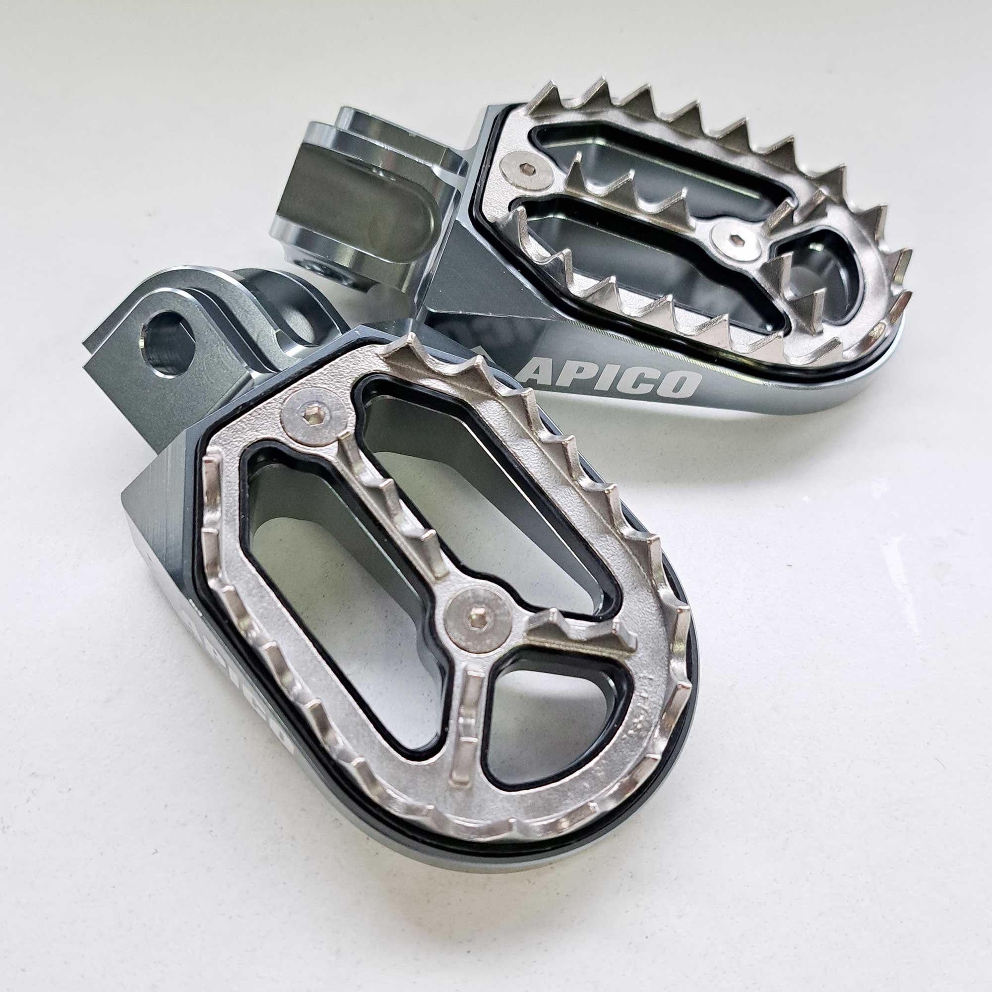 Apico - Foot Pegs - Pro-Bite - KTM SX50 14-23, SX65 11–23, SX85 03-17, SX125/150 98-15, SX250 00-16, SXF250-450 06-15, EXC/EXCF 98-16, Husqvarna TC50/65 17-23, TC85 14-17, TC/FC 125-450 14-15, TC250 14-16, TE/FE 14-16, Gas Gas MC50/65 21-23, Husa/Beta/She