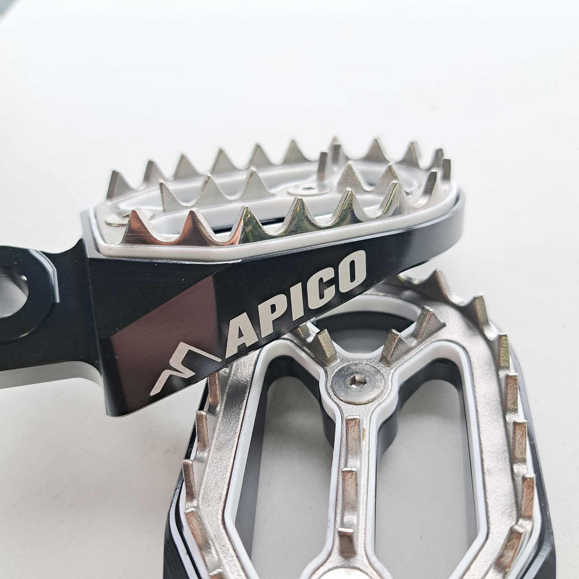 Apico - Foot Pegs - Pro-Bite - RMZ250 10-26, RMZ450 10 & 12-26 - Black