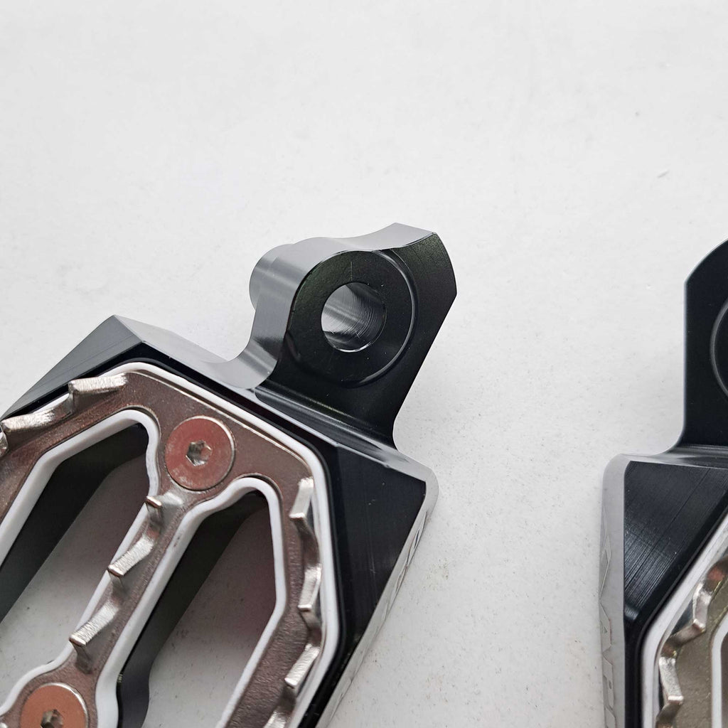 Apico - Foot Pegs - Pro-Bite - RMZ250 10-26, RMZ450 10 & 12-26 - Black