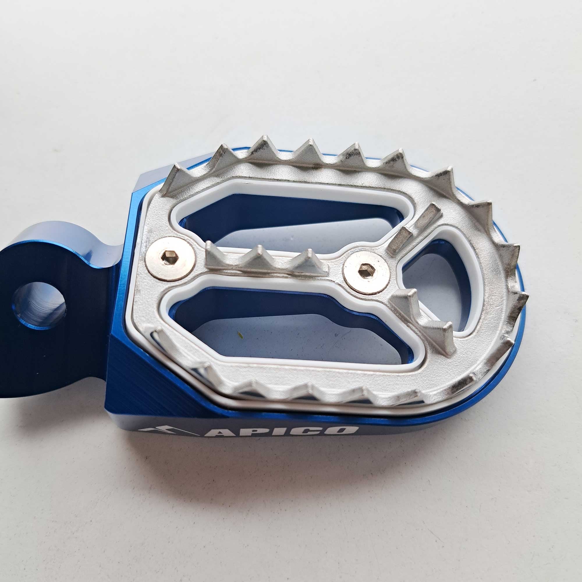Apico - Foot Pegs - Pro-Bite - YZ65 18-26, YZ85 98-26, YZ125/250 99-26, YZF250 01-23, YZF450 03-22, WRF250 01-24, WRF450 03-23, YZF/WRF400/426 98-02