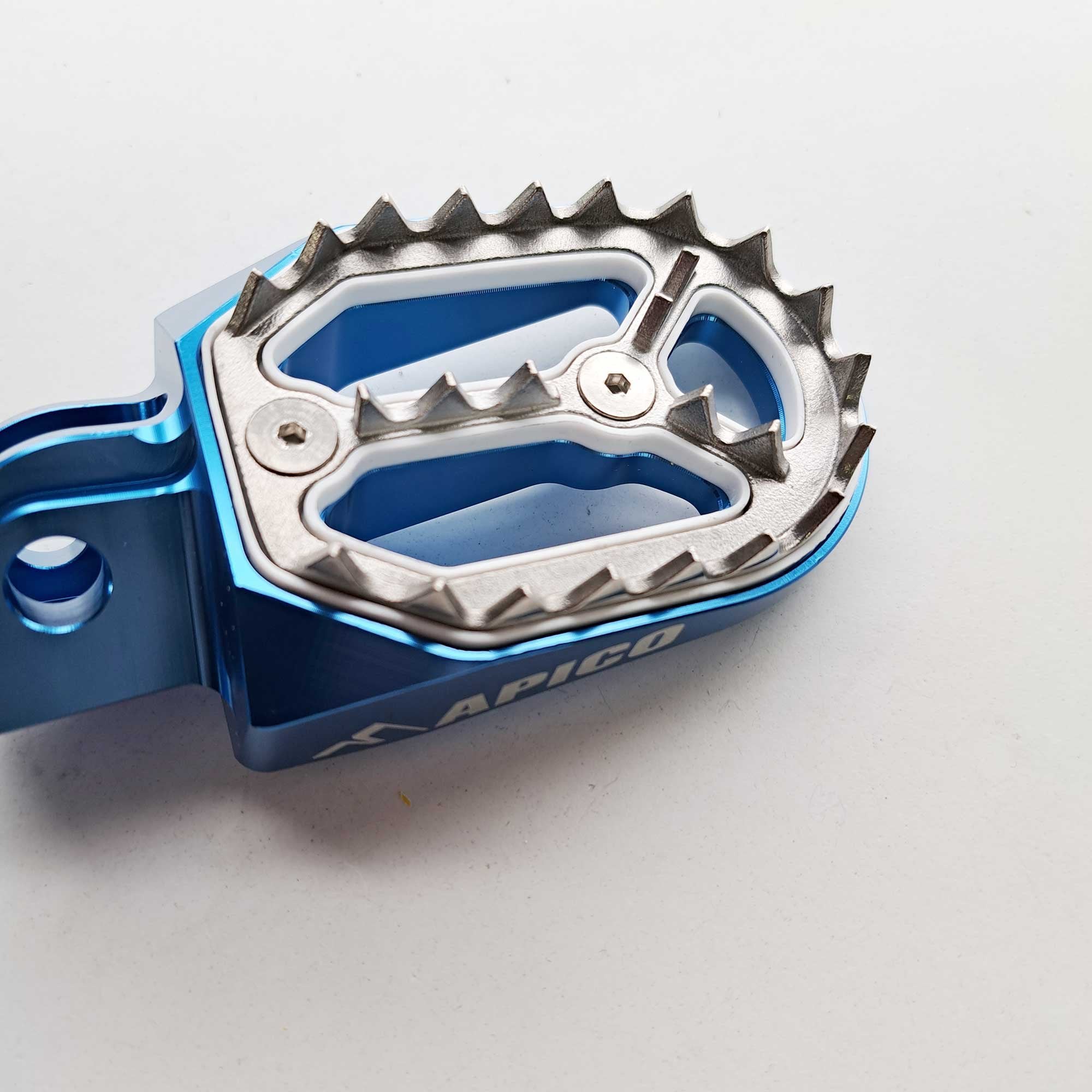 Apico - Foot Pegs - Pro-Bite - KTM SX50 14-23, SX65 11–23, SX85 03-17, SX125/150 98-15, SX250 00-16, SXF250-450 06-15, EXC/EXCF 98-16, Husqvarna TC50/65 17-23, TC85 14-17, TC/FC 125-450 14-15, TC250 14-16, TE/FE 14-16, Gas Gas MC50/65 21-23, Husa/Beta/She