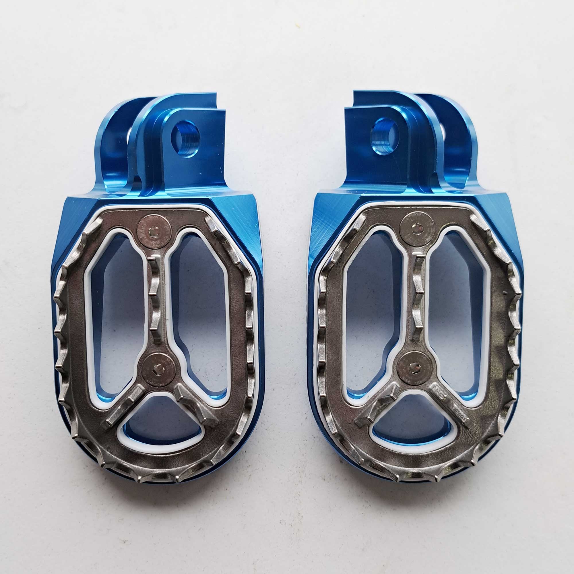 Apico - Foot Pegs - Pro-Bite - KTM SX50 14-23, SX65 11–23, SX85 03-17, SX125/150 98-15, SX250 00-16, SXF250-450 06-15, EXC/EXCF 98-16, Husqvarna TC50/65 17-23, TC85 14-17, TC/FC 125-450 14-15, TC250 14-16, TE/FE 14-16, Gas Gas MC50/65 21-23, Husa/Beta/She