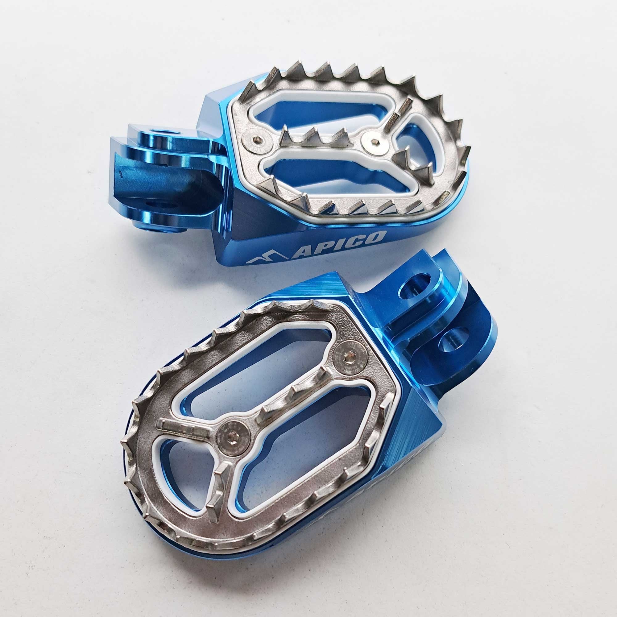 Apico - Foot Pegs - Pro-Bite - KTM SX50 14-23, SX65 11–23, SX85 03-17, SX125/150 98-15, SX250 00-16, SXF250-450 06-15, EXC/EXCF 98-16, Husqvarna TC50/65 17-23, TC85 14-17, TC/FC 125-450 14-15, TC250 14-16, TE/FE 14-16, Gas Gas MC50/65 21-23, Husa/Beta/She