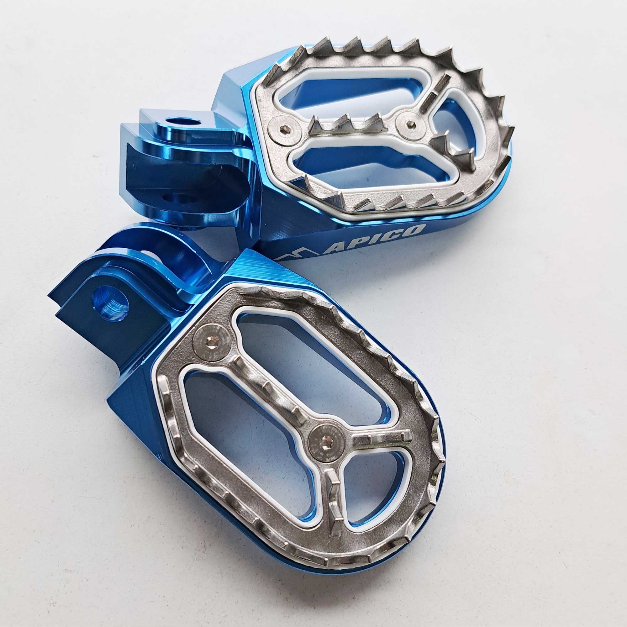 Apico - Foot Pegs - Pro-Bite - KTM SX50 14-23, SX65 11–23, SX85 03-17, SX125/150 98-15, SX250 00-16, SXF250-450 06-15, EXC/EXCF 98-16, Husqvarna TC50/65 17-23, TC85 14-17, TC/FC 125-450 14-15, TC250 14-16, TE/FE 14-16, Gas Gas MC50/65 21-23, Husa/Beta/She