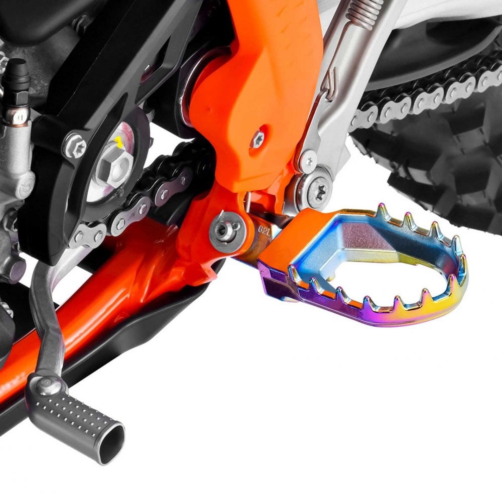 Zeta - Foot Pegs - MAX - KTM SX/SXF 125-450 23-26, EXC/EXCF 125-450 24-26, Husqvarna TC/FC 125-450 23-26, TE/FE 125-450 24-26, TX300 23-26, FX350/450 23-26, Gas Gas 125-500 24-26, MCF250/450 FACTORY 23-26