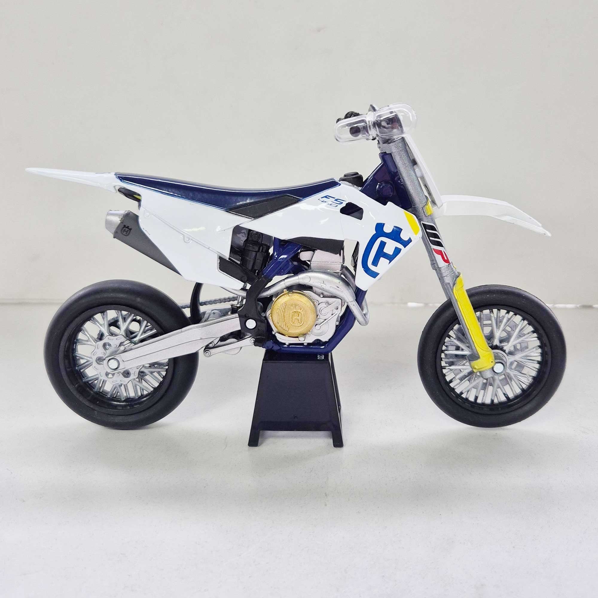 New Ray Toys - 1:12 - Husqvarna - FS450 19-23 - Supermoto