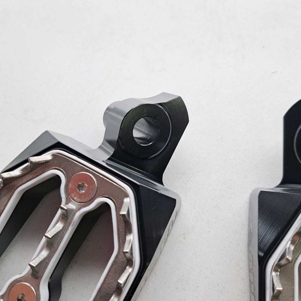 Apico - Foot Pegs - Pro-Bite - RMZ250 10-26, RMZ450 10 & 12-26 - Black