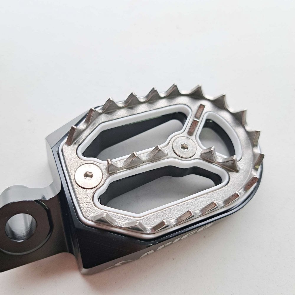 Apico - Foot Pegs - Pro-Bite - RMZ250 10-26, RMZ450 10 & 12-26 - Black