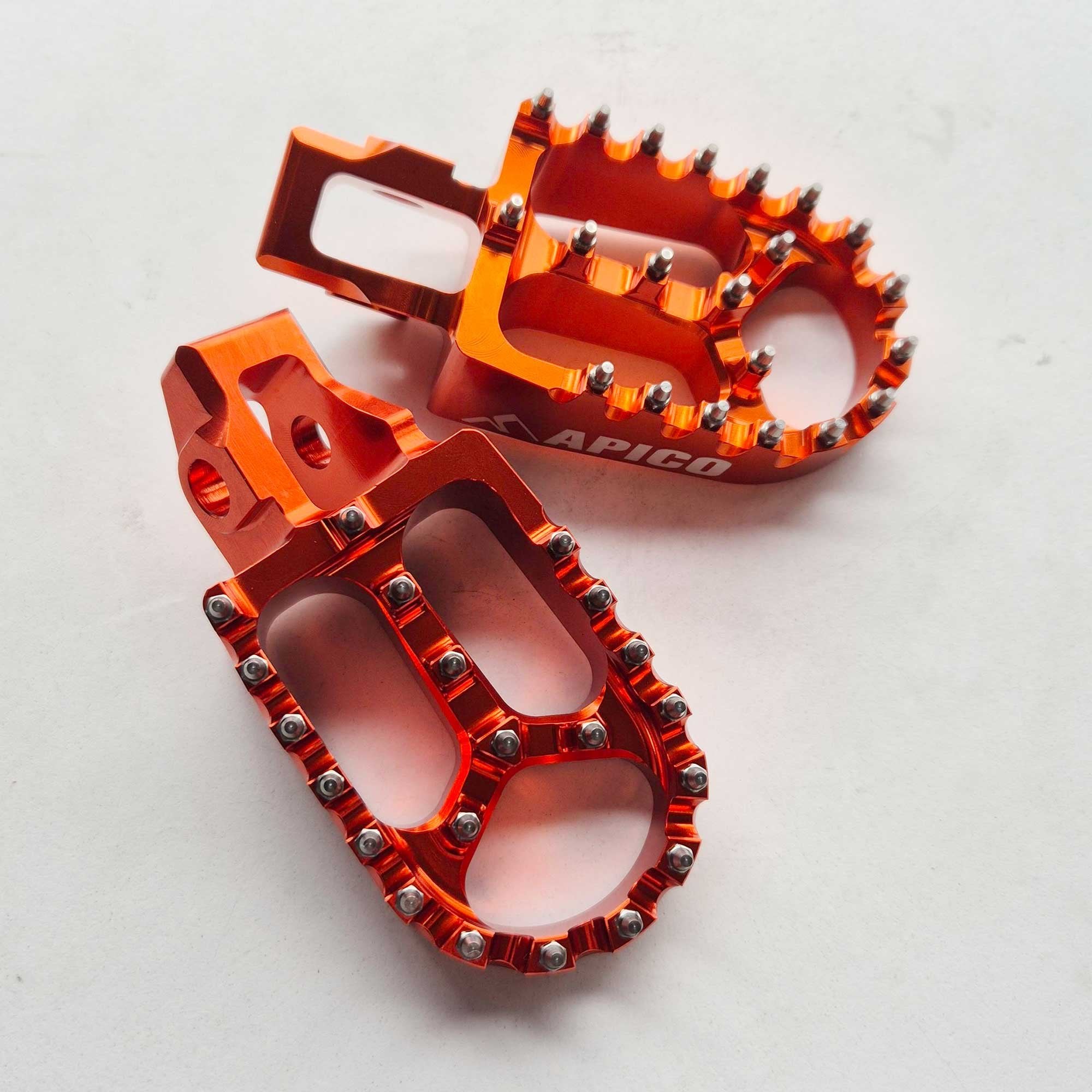 Apico - Foot Pegs - X-Treme - KTM SX85 18-24, SX125/150 16-22, SX250 17-22, SXF250-450 16-22, EXC/EXCF250-500 17-23, Husqvarna TC85 18-24 TC125 16-22, TC250 17-22, FC250-450 16-22, TE/FE 150-501 17-23, Gas Gas MC/MCF/EC/ECF/EX/EXF 85-450 21-23