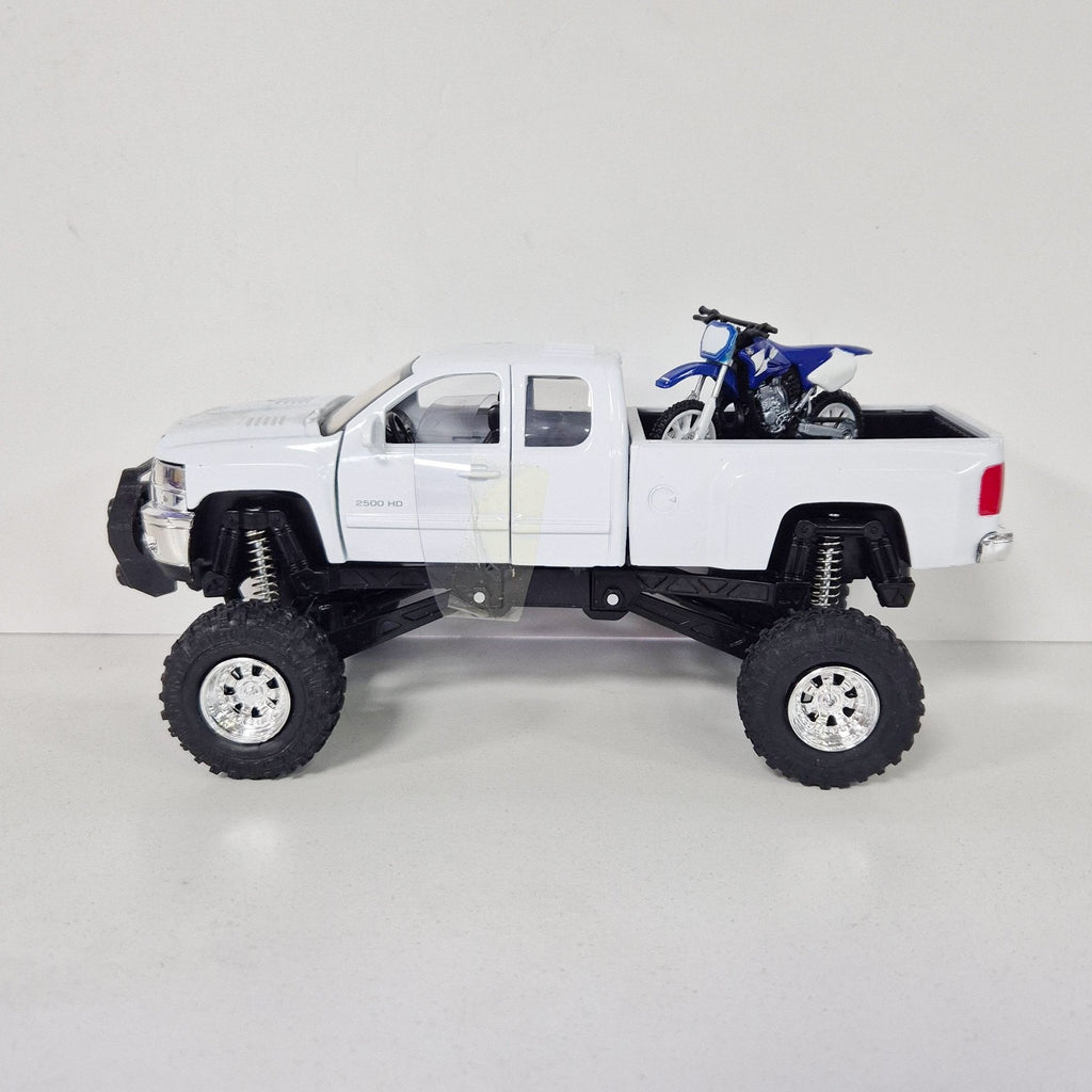 New Ray Toys - 1:32 - Truck - White Chevrolet Pick-Up w/YZ125