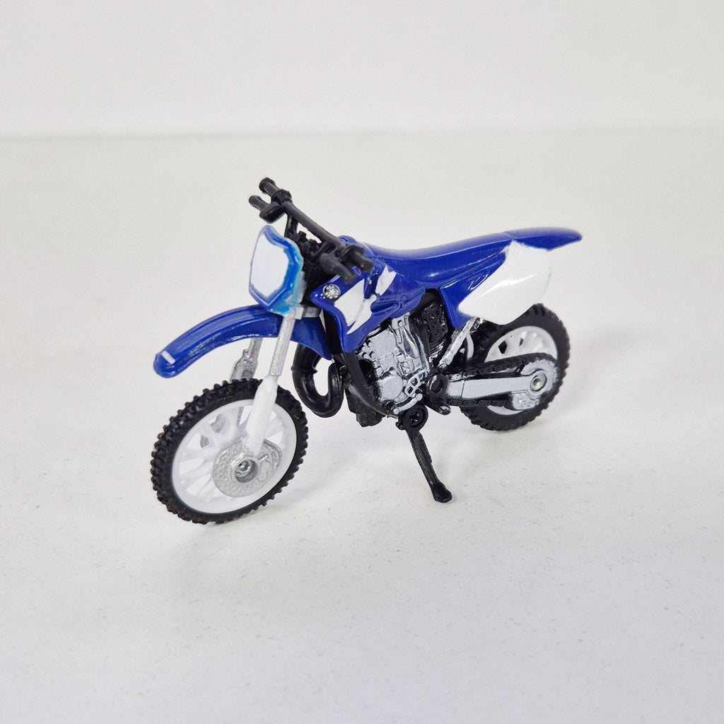 New Ray Toys - 1:32 - Truck - White Chevrolet Pick-Up w/YZ125