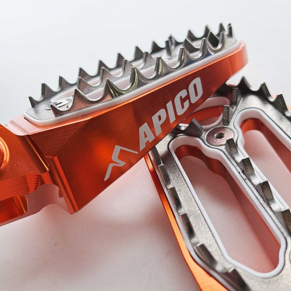 Apico - Foot Pegs - Pro-Bite - KTM SX/SXF 125-450 23-27, EXC/EXCF 125-450 24-27, Husqvarna TC/FC 125-450 23-27, TE/FE 125-450 24-27, TX300 23-27, FX350/450 23-27, Gas Gas 125-500 24-27, MCF250/450 FACTORY 23-27