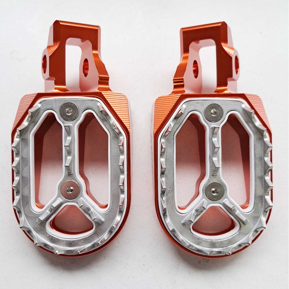 Apico - Foot Pegs - Pro-Bite - KTM SX85 18-24, SX125/150 16-22, SX250 17-22, SXF250-450 16-22, EXC/EXCF250-500 17-23, Husqvarna TC85 18-24 TC125 16-22, TC250 17-22, FC250-450 16-22, TE/FE 150-501 17-23, Gas Gas MC/MCF/EC/ECF/EX/EXF 85-450 21-23