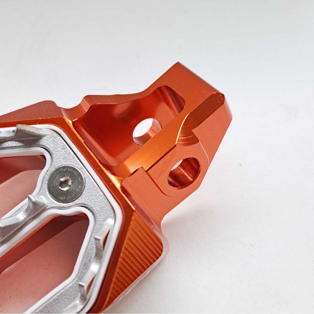 Apico - Foot Pegs - Pro-Bite - KTM SX85 18-24, SX125/150 16-22, SX250 17-22, SXF250-450 16-22, EXC/EXCF250-500 17-23, Husqvarna TC85 18-24 TC125 16-22, TC250 17-22, FC250-450 16-22, TE/FE 150-501 17-23, Gas Gas MC/MCF/EC/ECF/EX/EXF 85-450 21-23