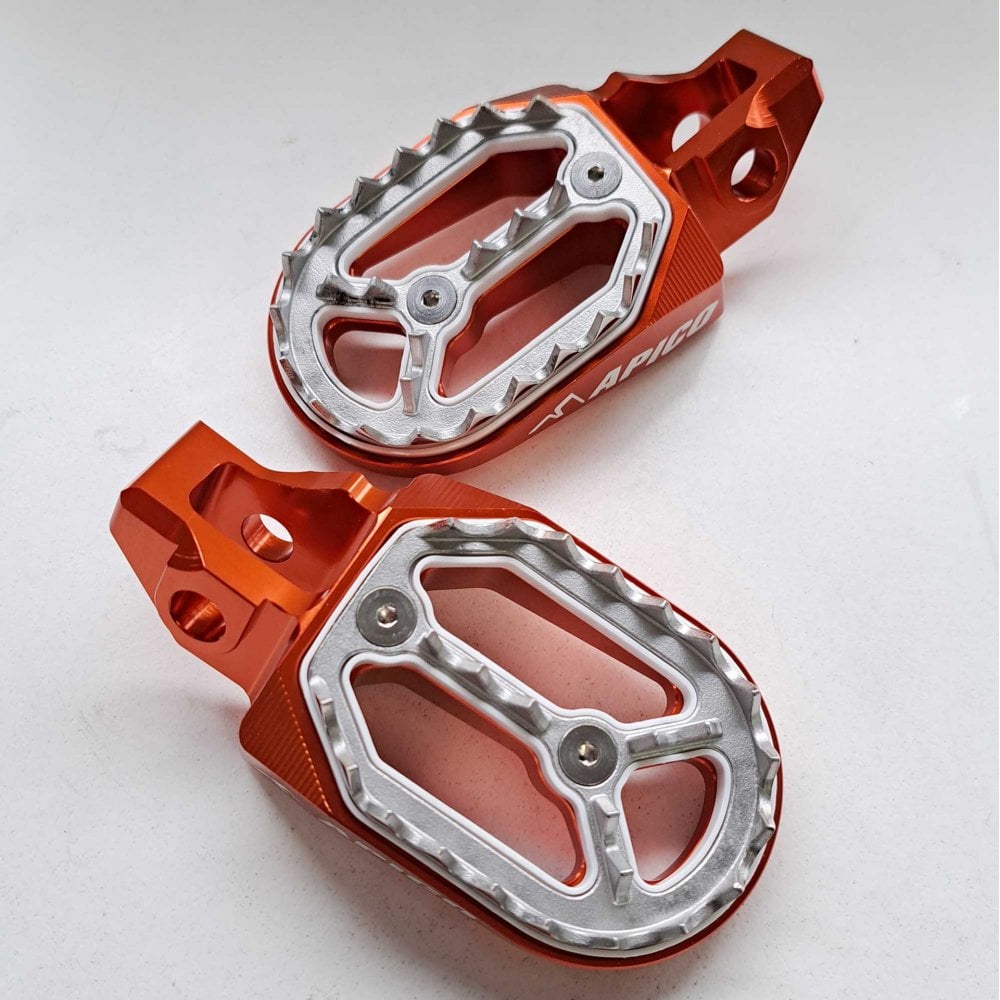 Apico - Foot Pegs - Pro-Bite - KTM SX85 18-24, SX125/150 16-22, SX250 17-22, SXF250-450 16-22, EXC/EXCF250-500 17-23, Husqvarna TC85 18-24 TC125 16-22, TC250 17-22, FC250-450 16-22, TE/FE 150-501 17-23, Gas Gas MC/MCF/EC/ECF/EX/EXF 85-450 21-23