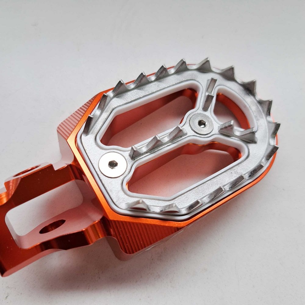 Apico - Foot Pegs - Pro-Bite - KTM SX85 18-24, SX125/150 16-22, SX250 17-22, SXF250-450 16-22, EXC/EXCF250-500 17-23, Husqvarna TC85 18-24 TC125 16-22, TC250 17-22, FC250-450 16-22, TE/FE 150-501 17-23, Gas Gas MC/MCF/EC/ECF/EX/EXF 85-450 21-23