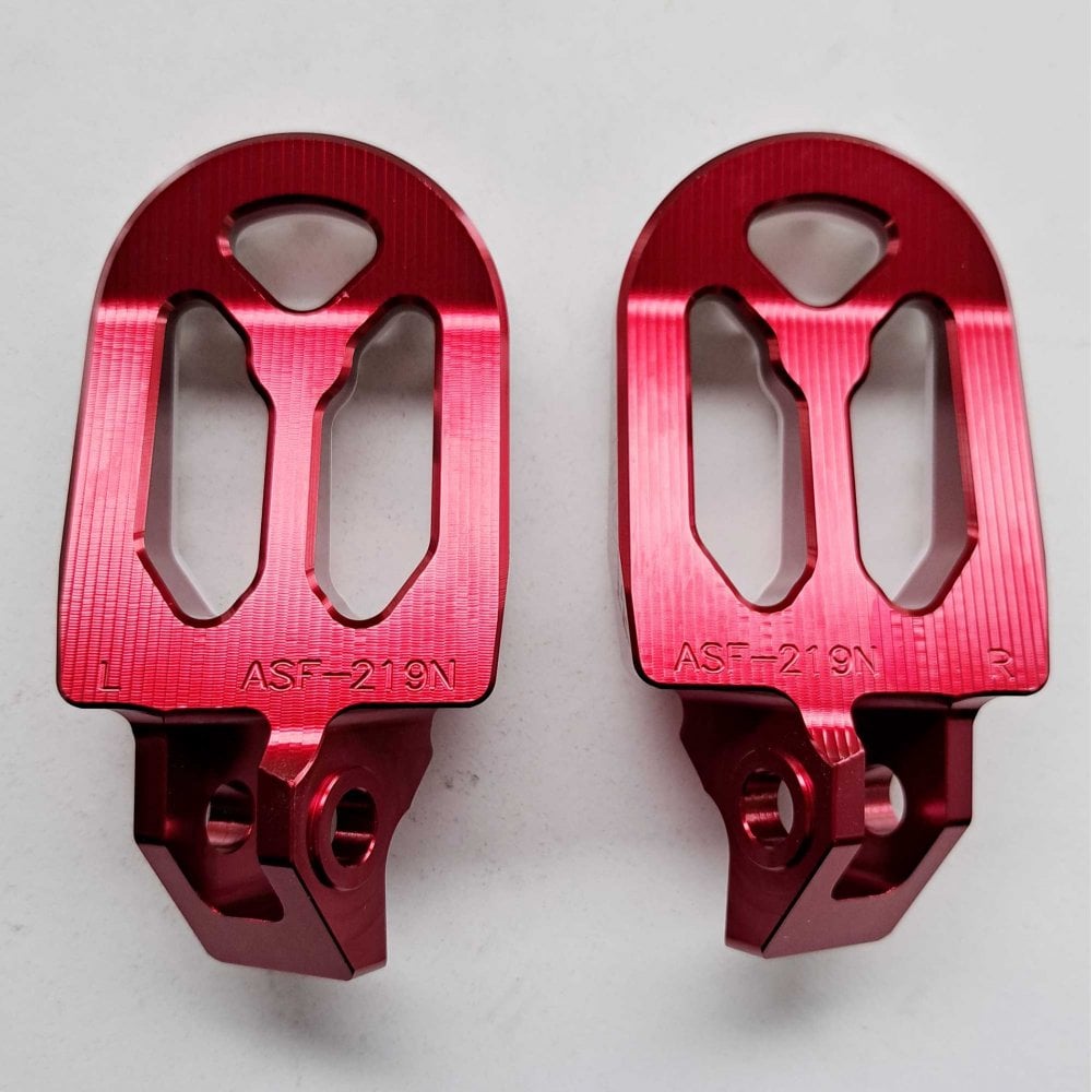 Apico - Foot Pegs - Pro-Bite - KTM SX85 18-24, SX125/150 16-22, SX250 17-22, SXF250-450 16-22, EXC/EXCF250-500 17-23, Husqvarna TC85 18-24 TC125 16-22, TC250 17-22, FC250-450 16-22, TE/FE 150-501 17-23, Gas Gas MC/MCF/EC/ECF/EX/EXF 85-450 21-23