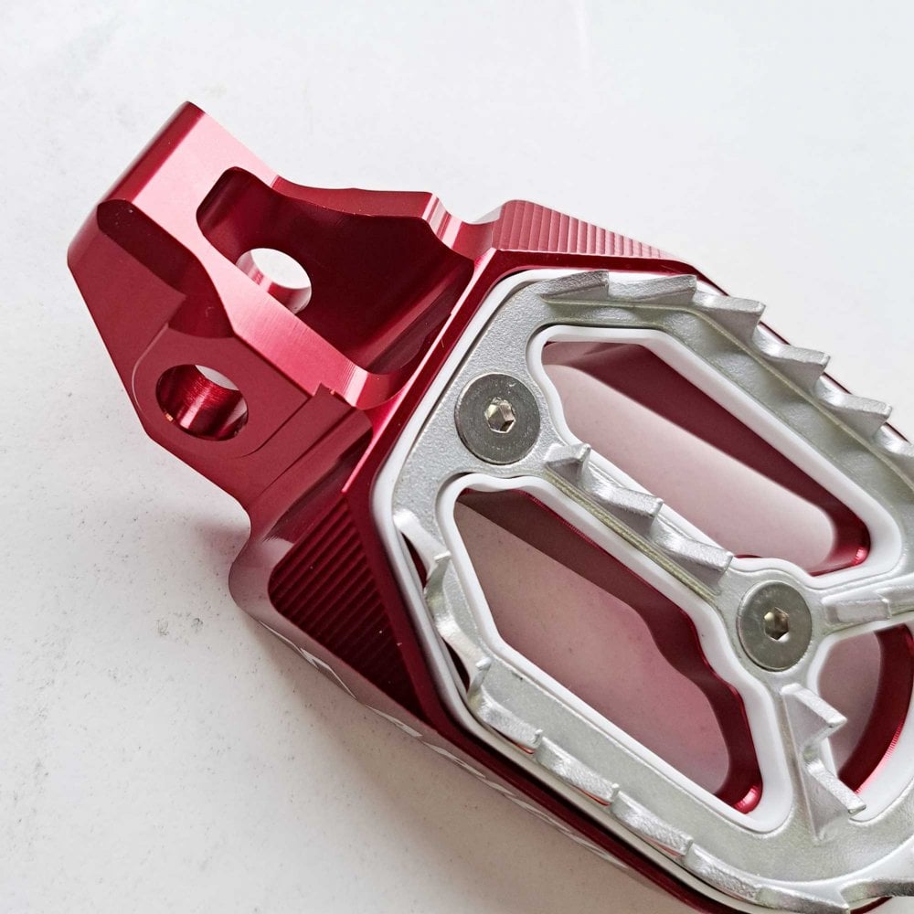 Apico - Foot Pegs - Pro-Bite - KTM SX85 18-24, SX125/150 16-22, SX250 17-22, SXF250-450 16-22, EXC/EXCF250-500 17-23, Husqvarna TC85 18-24 TC125 16-22, TC250 17-22, FC250-450 16-22, TE/FE 150-501 17-23, Gas Gas MC/MCF/EC/ECF/EX/EXF 85-450 21-23