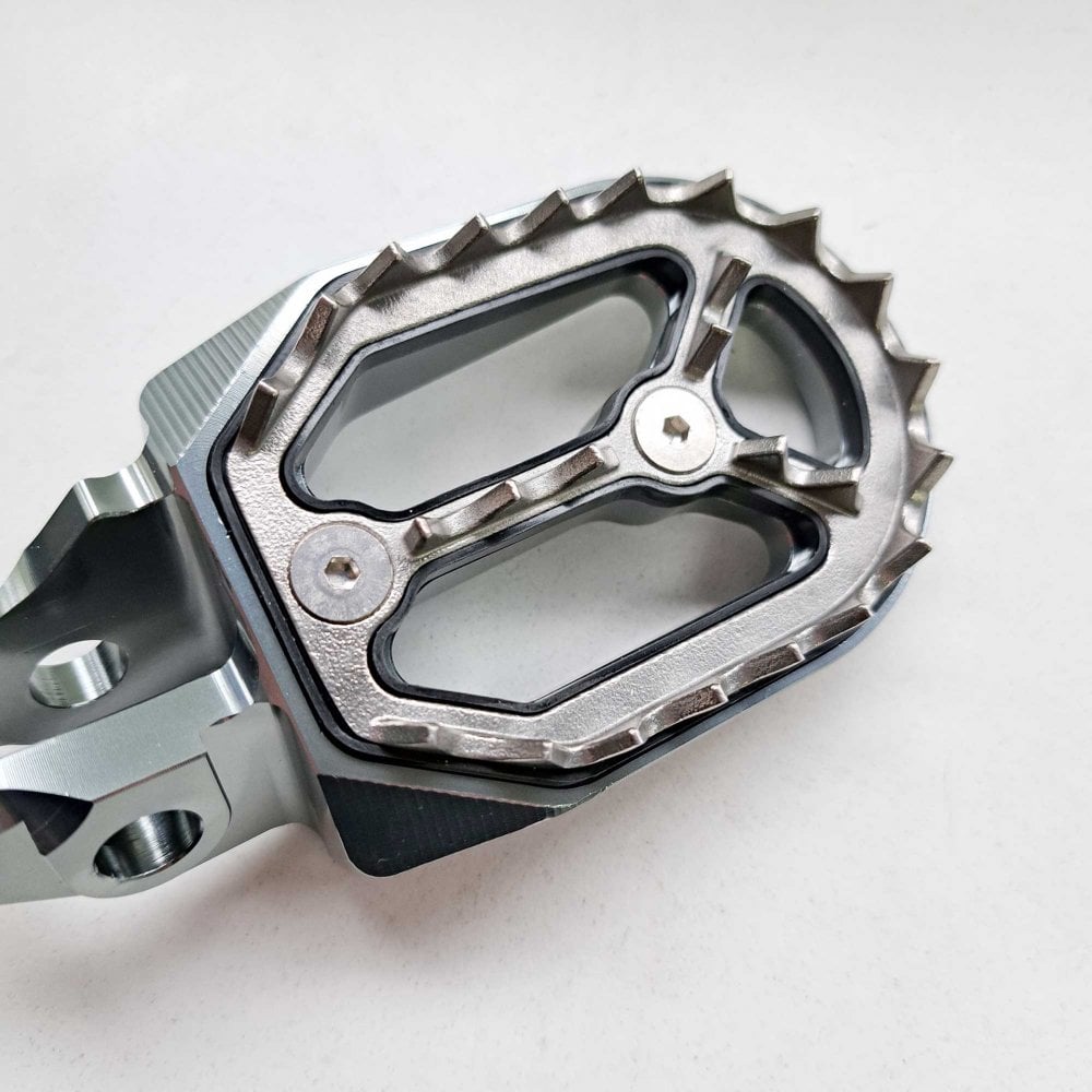 Apico - Foot Pegs - Pro-Bite - KTM SX85 18-24, SX125/150 16-22, SX250 17-22, SXF250-450 16-22, EXC/EXCF250-500 17-23, Husqvarna TC85 18-24 TC125 16-22, TC250 17-22, FC250-450 16-22, TE/FE 150-501 17-23, Gas Gas MC/MCF/EC/ECF/EX/EXF 85-450 21-23
