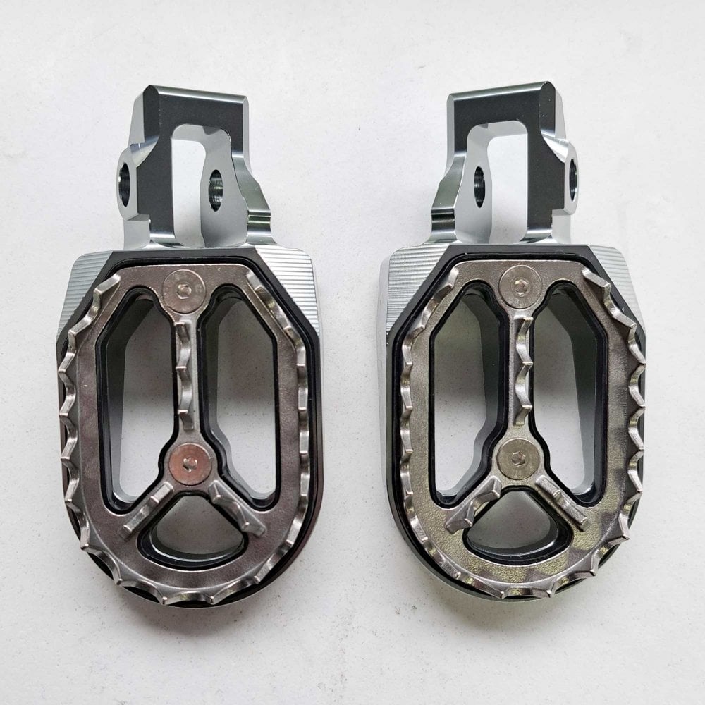 Apico - Foot Pegs - Pro-Bite - KTM SX85 18-24, SX125/150 16-22, SX250 17-22, SXF250-450 16-22, EXC/EXCF250-500 17-23, Husqvarna TC85 18-24 TC125 16-22, TC250 17-22, FC250-450 16-22, TE/FE 150-501 17-23, Gas Gas MC/MCF/EC/ECF/EX/EXF 85-450 21-23