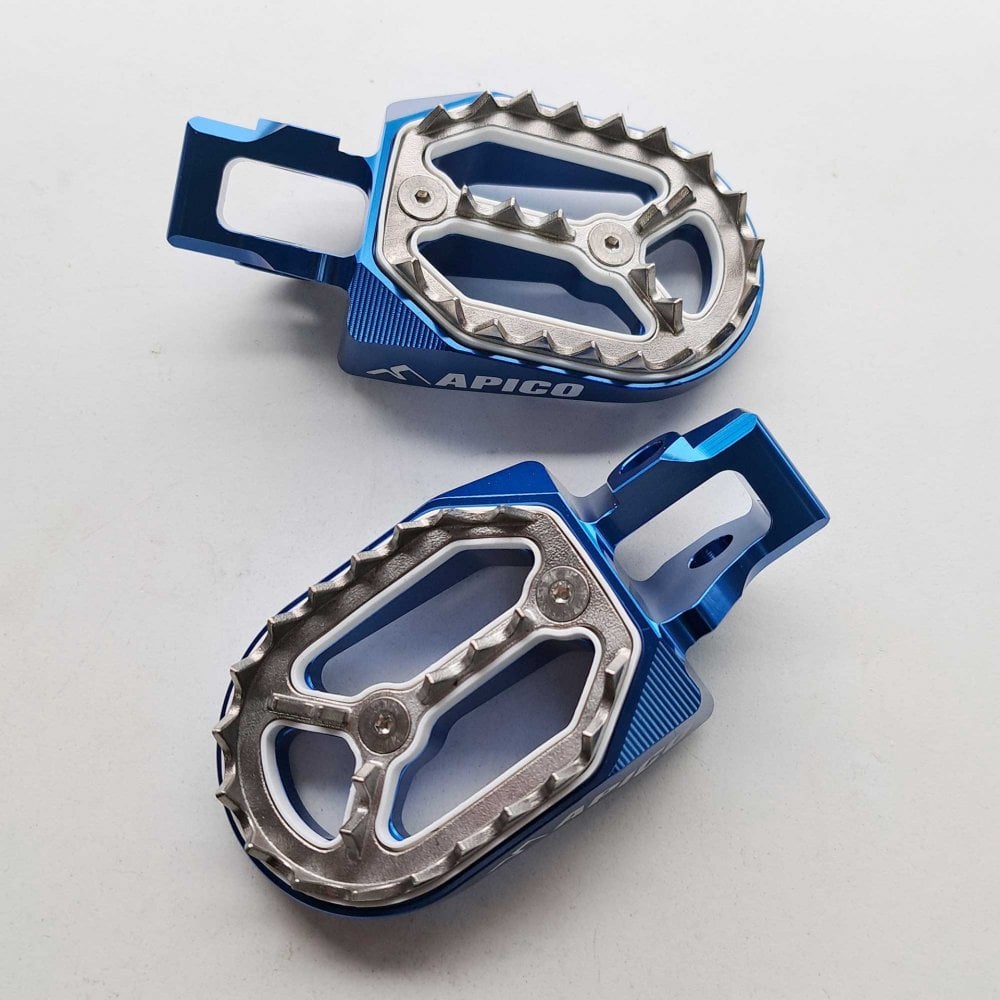 Apico - Foot Pegs - Pro-Bite - KTM SX85 18-24, SX125/150 16-22, SX250 17-22, SXF250-450 16-22, EXC/EXCF250-500 17-23, Husqvarna TC85 18-24 TC125 16-22, TC250 17-22, FC250-450 16-22, TE/FE 150-501 17-23, Gas Gas MC/MCF/EC/ECF/EX/EXF 85-450 21-23