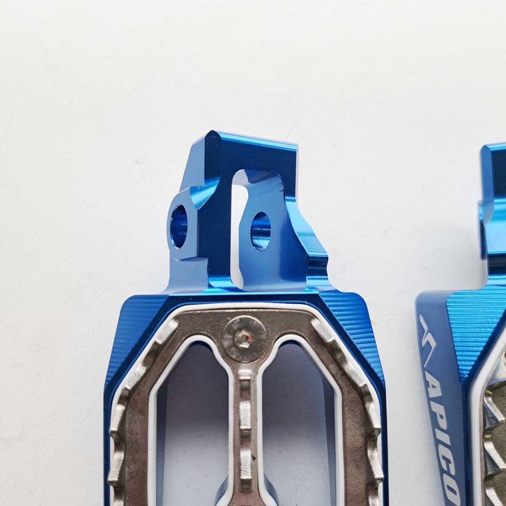 Apico - Foot Pegs - Pro-Bite - KTM SX85 18-24, SX125/150 16-22, SX250 17-22, SXF250-450 16-22, EXC/EXCF250-500 17-23, Husqvarna TC85 18-24 TC125 16-22, TC250 17-22, FC250-450 16-22, TE/FE 150-501 17-23, Gas Gas MC/MCF/EC/ECF/EX/EXF 85-450 21-23