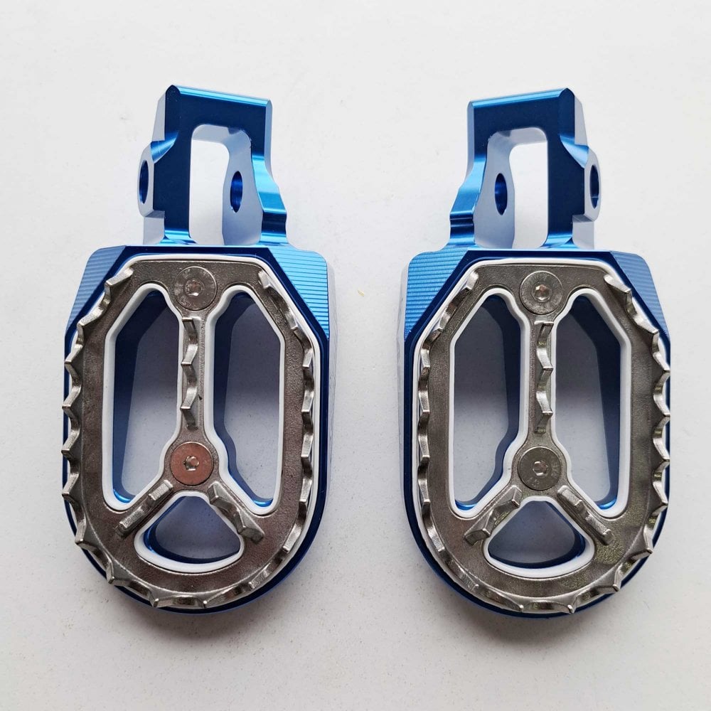 Apico - Foot Pegs - Pro-Bite - KTM SX85 18-24, SX125/150 16-22, SX250 17-22, SXF250-450 16-22, EXC/EXCF250-500 17-23, Husqvarna TC85 18-24 TC125 16-22, TC250 17-22, FC250-450 16-22, TE/FE 150-501 17-23, Gas Gas MC/MCF/EC/ECF/EX/EXF 85-450 21-23