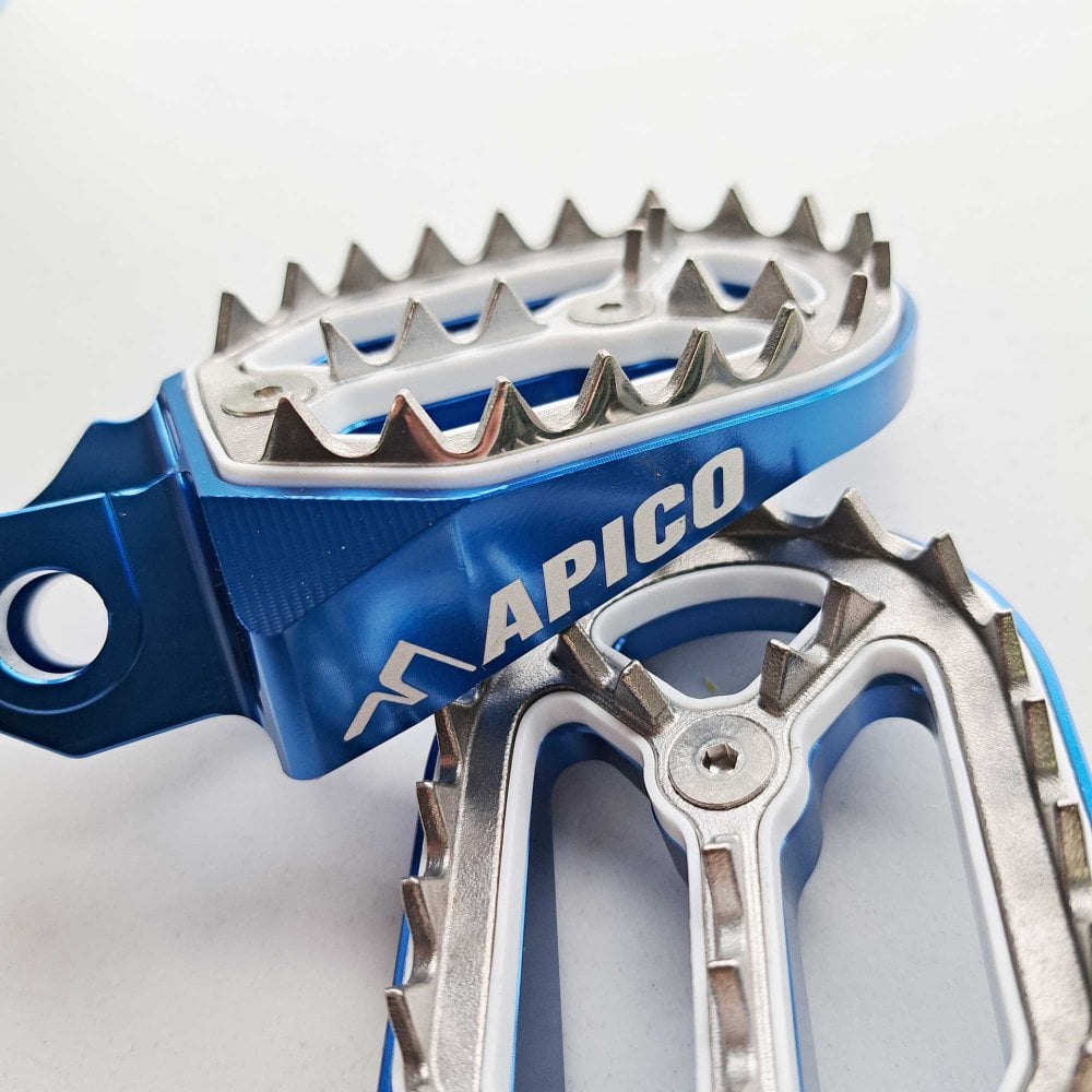 Apico - Foot Pegs - Pro-Bite - KTM SX85 18-24, SX125/150 16-22, SX250 17-22, SXF250-450 16-22, EXC/EXCF250-500 17-23, Husqvarna TC85 18-24 TC125 16-22, TC250 17-22, FC250-450 16-22, TE/FE 150-501 17-23, Gas Gas MC/MCF/EC/ECF/EX/EXF 85-450 21-23