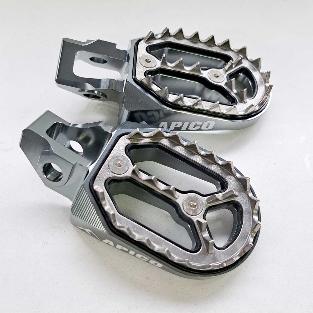 Apico - Foot Pegs - Pro-Bite - KTM SX85 18-24, SX125/150 16-22, SX250 17-22, SXF250-450 16-22, EXC/EXCF250-500 17-23, Husqvarna TC85 18-24 TC125 16-22, TC250 17-22, FC250-450 16-22, TE/FE 150-501 17-23, Gas Gas MC/MCF/EC/ECF/EX/EXF 85-450 21-23