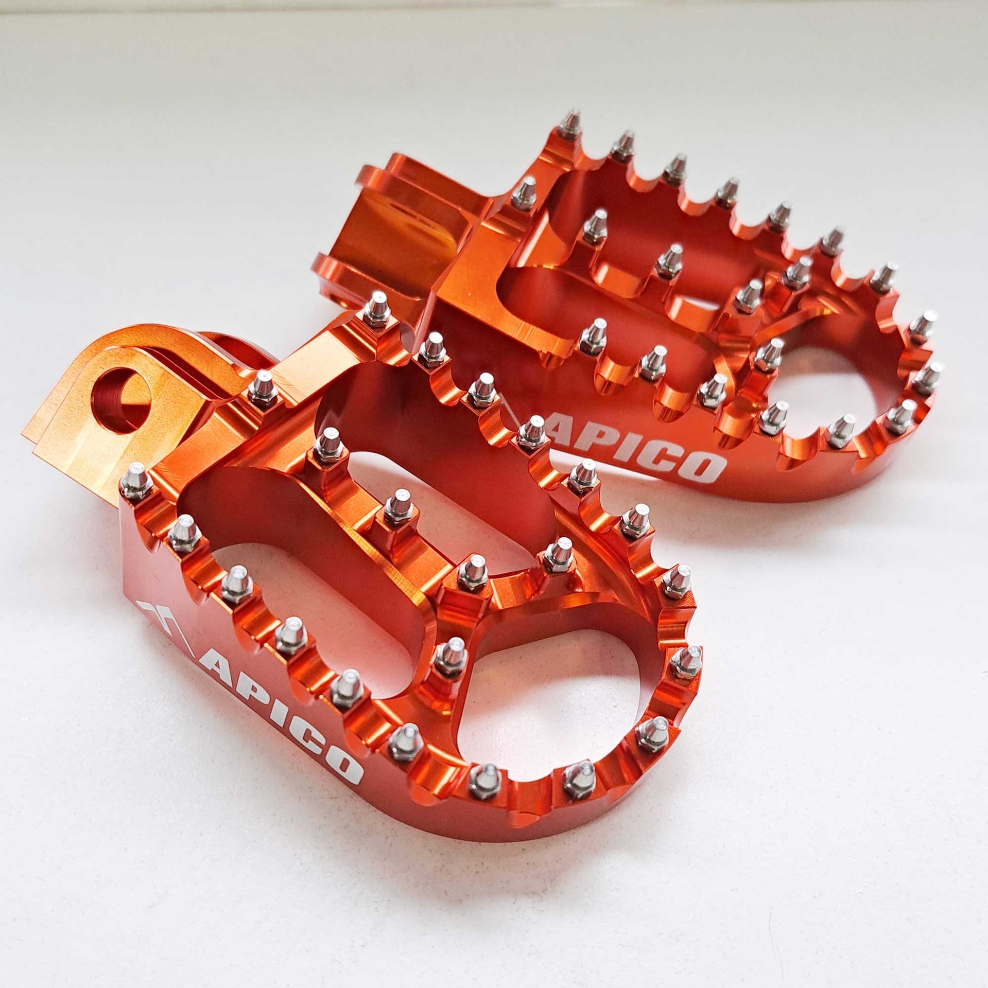 Apico - Foot Pegs - XTREME - KTM SX50 14-23, SX65 11–23, SX85 03-17, SX125/150 98-15, SX250 00-16, SXF250-450 06-15, EXC/EXCF 98-16, Husqvarna TC50/65 17-23, TC85 14-17, TC/FC 125-450 14-15, TC250 14-16, TE/FE 14-16, Gas Gas MC50/65 21-23 - Orange